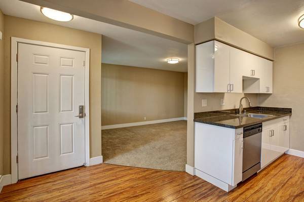 Listing photo 1 of 5
