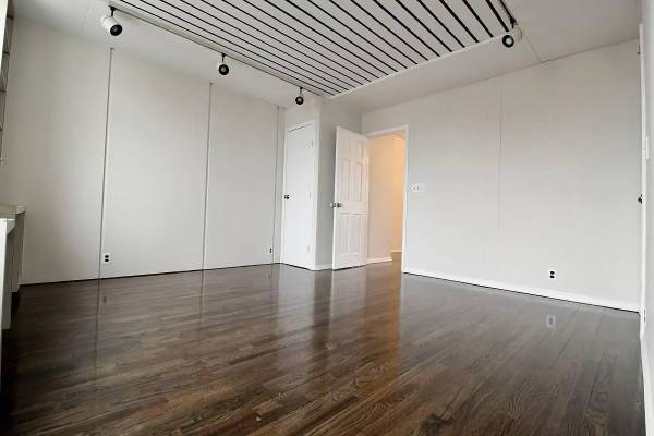 Listing photo 1 of 4
