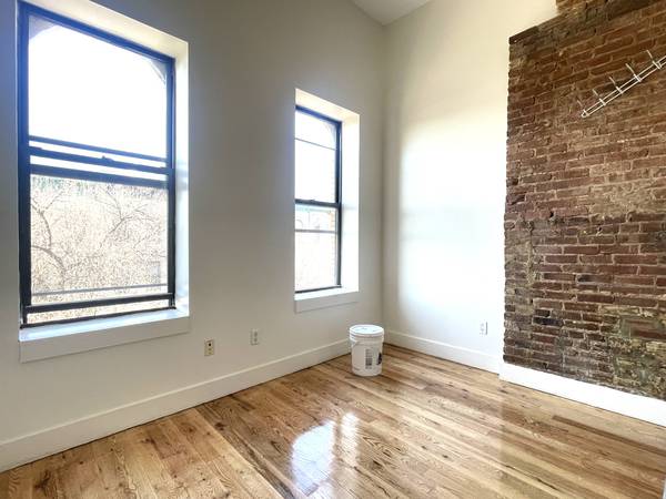 Listing photo 1 of 11