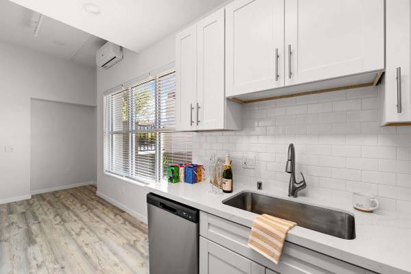 Listing photo 1 of 5