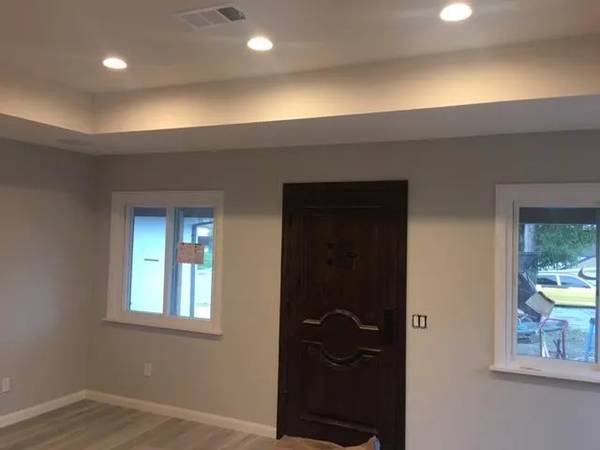 Listing photo 1 of 4