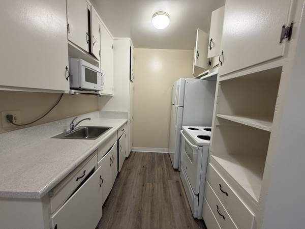 Listing photo 1 of 5