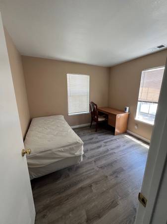 Listing photo 1 of 5