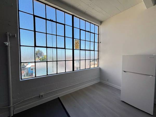 Listing photo 1 of 5
