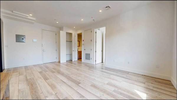 Listing photo 1 of 5