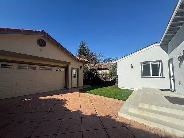 Listing photo 1 of 2