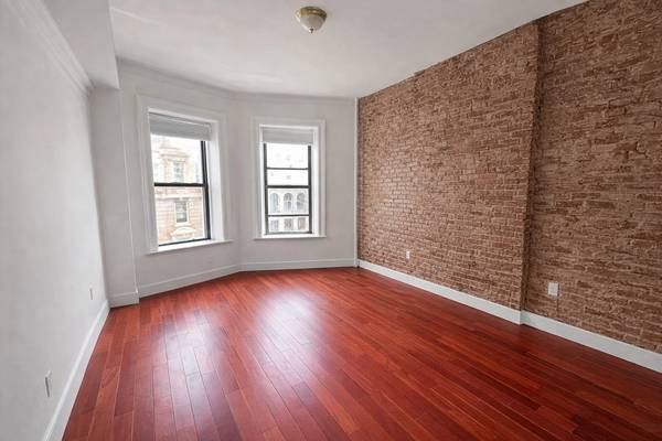 Listing photo 1 of 4