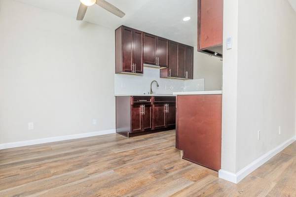 Listing photo 1 of 5