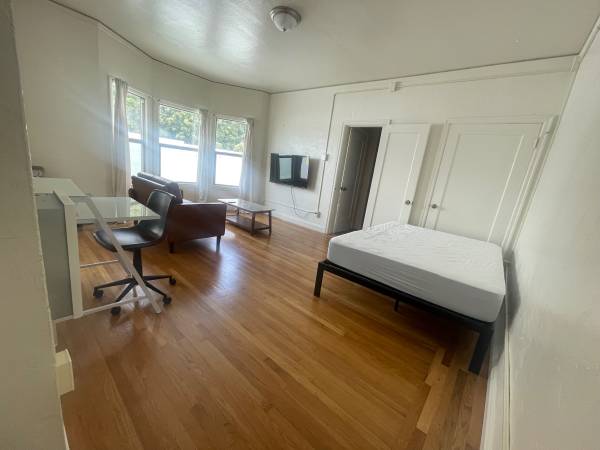 Listing photo 1 of 5