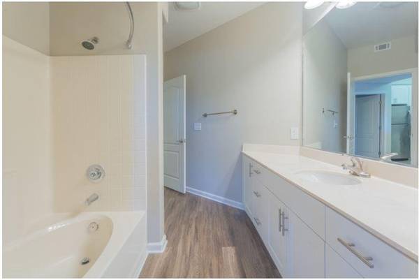 Listing photo 1 of 4