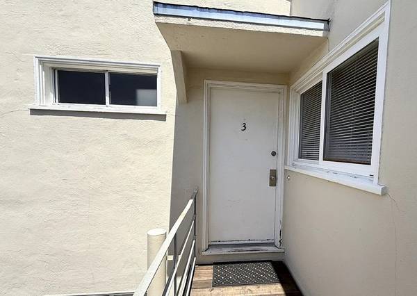 Listing photo 1 of 4