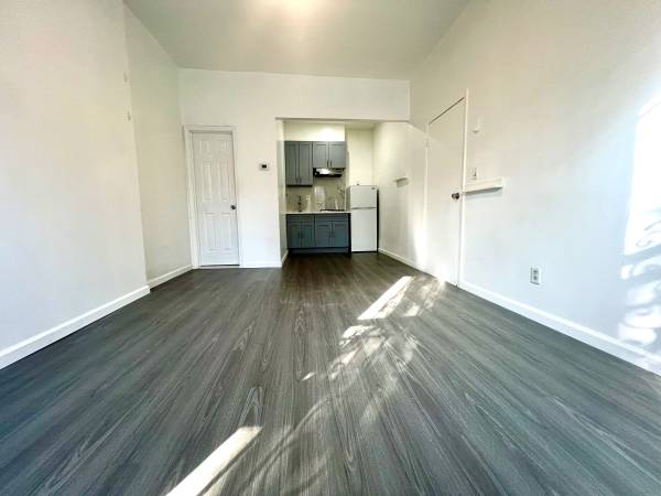 Listing photo 1 of 4