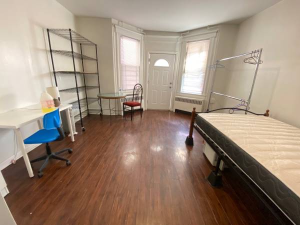 Listing photo 1 of 5