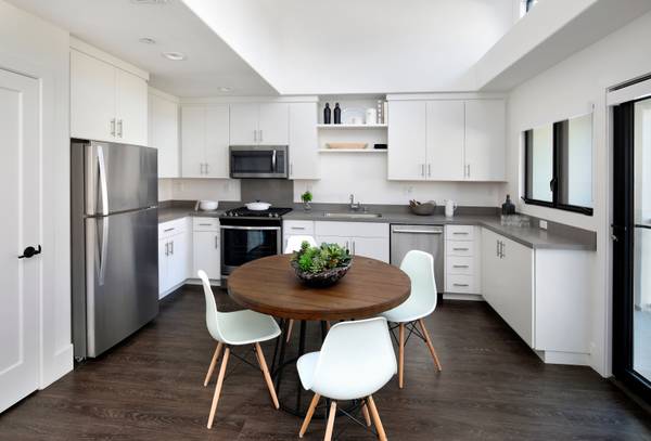 Listing photo 1 of 5