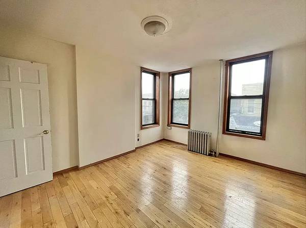 Listing photo 1 of 5