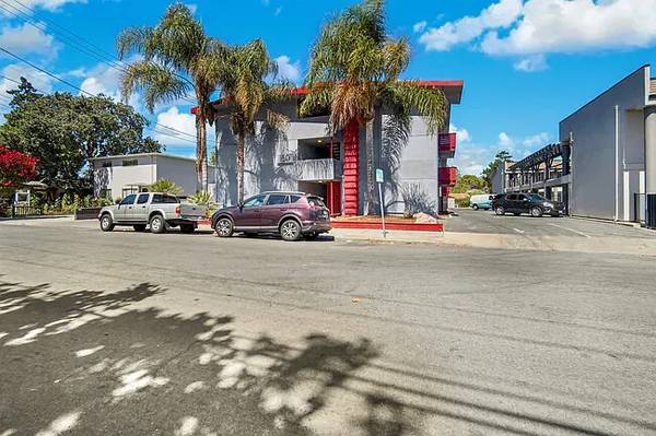 Listing photo 1 of 5