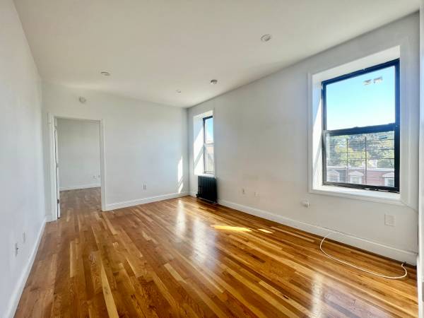 Listing photo 1 of 5