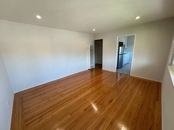 Listing photo 1 of 4
