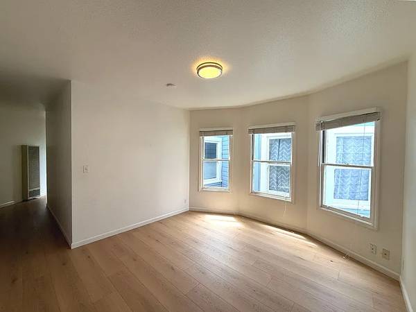 Listing photo 1 of 3