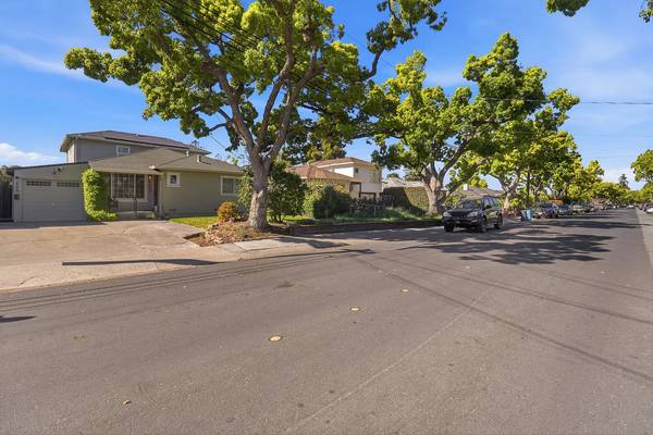 Listing photo 1 of 5