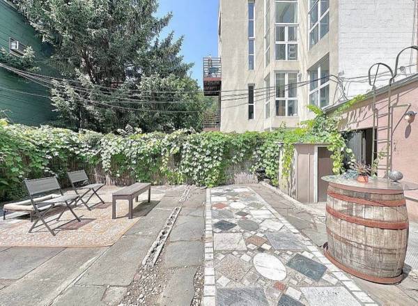 Listing photo 1 of 5