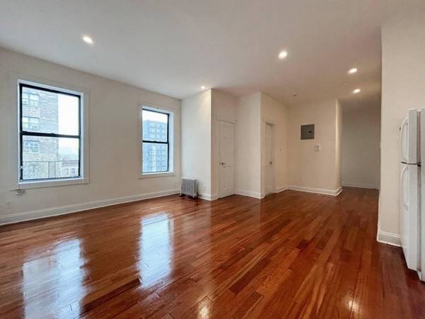 Listing photo 1 of 10