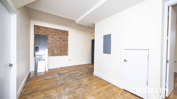 Listing photo 1 of 4