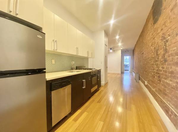 Listing photo 1 of 8