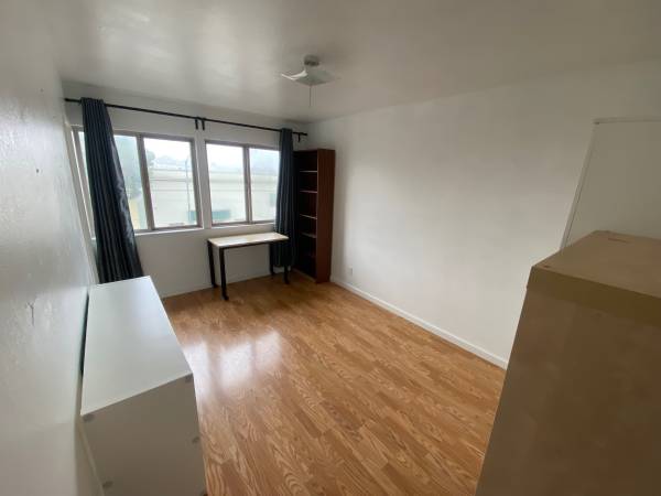 Listing photo 1 of 5