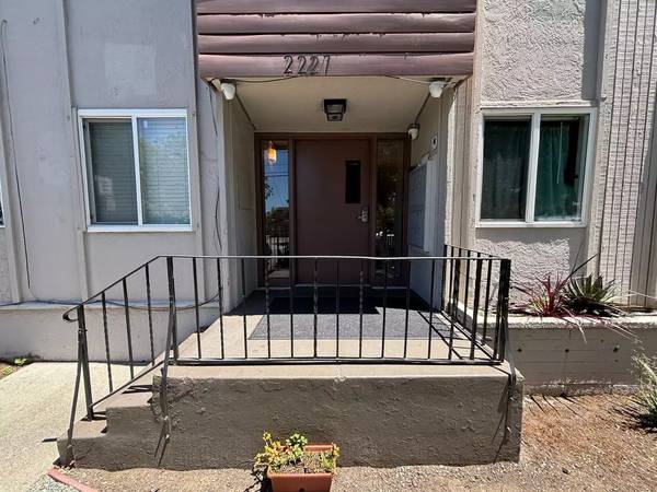 Listing photo 1 of 5