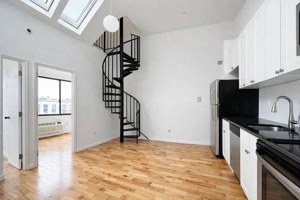 Listing photo 1 of 5