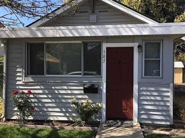 Listing photo 1 of 4