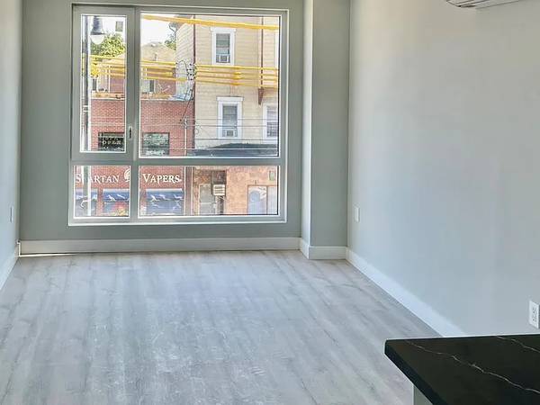 Listing photo 1 of 5