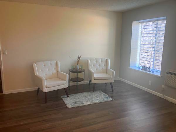 Listing photo 1 of 5