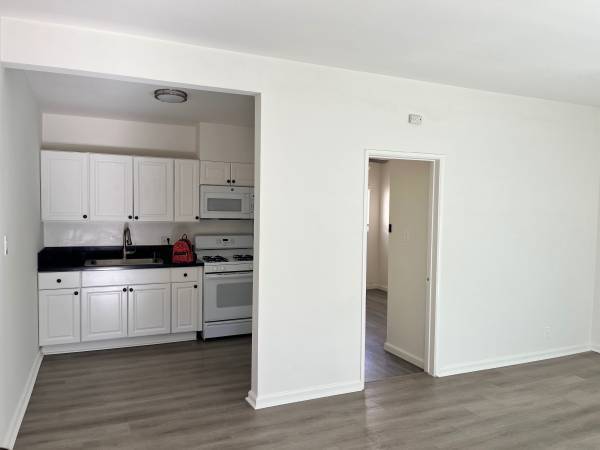 Listing photo 1 of 4