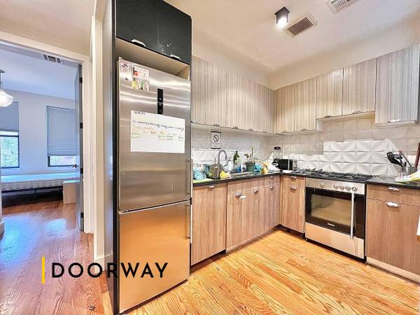 Listing photo 1 of 5