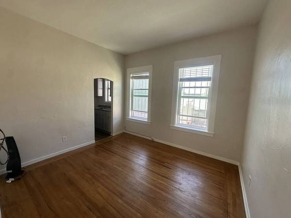 Listing photo 1 of 4