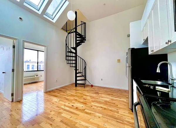 Listing photo 1 of 5