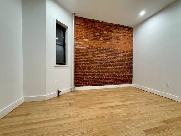 Listing photo 1 of 5