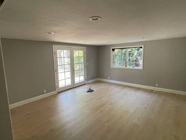 Listing photo 1 of 3