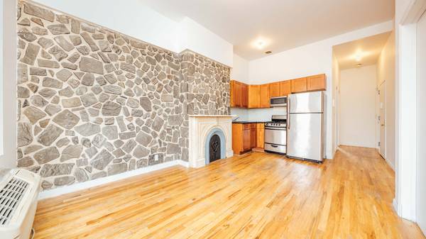 Listing photo 1 of 4