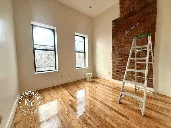 Listing photo 1 of 8