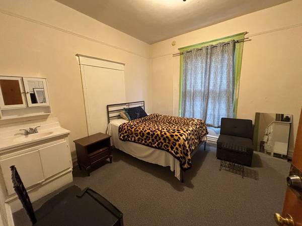 Listing photo 1 of 5
