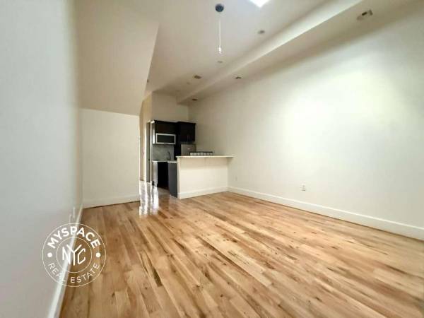 Listing photo 1 of 5