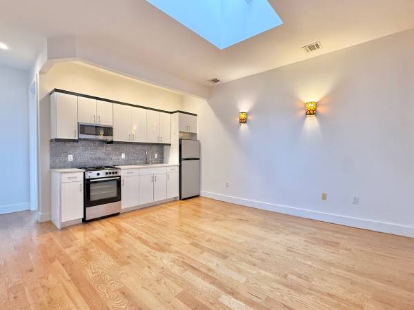 Listing photo 1 of 5