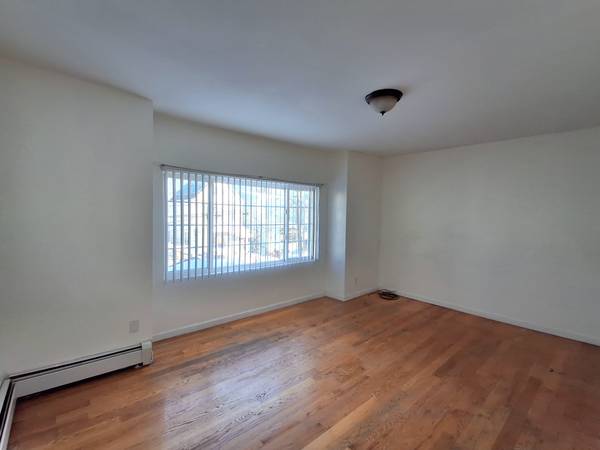 Listing photo 1 of 3