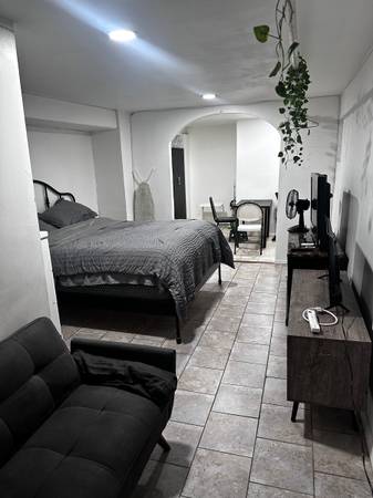 Listing photo 1 of 5