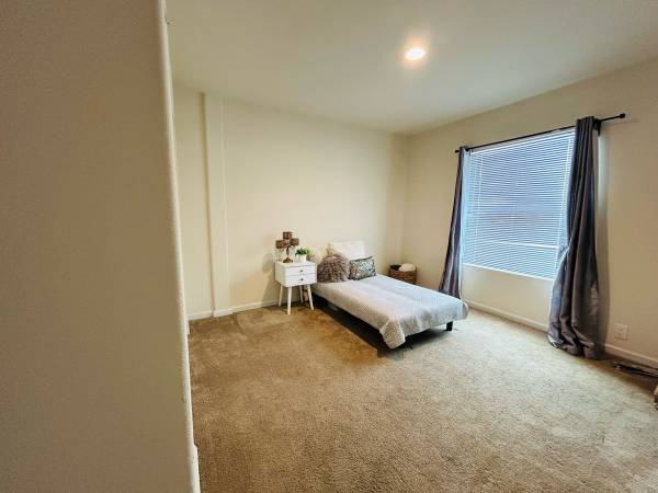 Listing photo 1 of 5