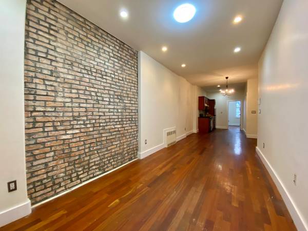 Listing photo 1 of 5