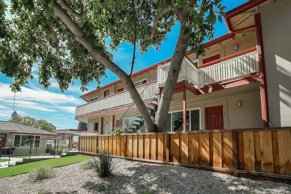 Listing photo 1 of 4